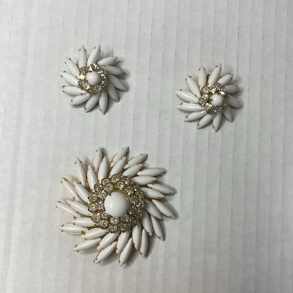 Judy Lee Navette White Milk Glass & Rhinestones Swirl Brooch w/set of earrings - Picture 3 of 17